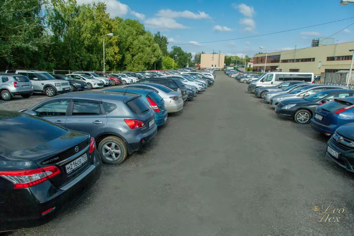 Ряды припаркованных автомобилей