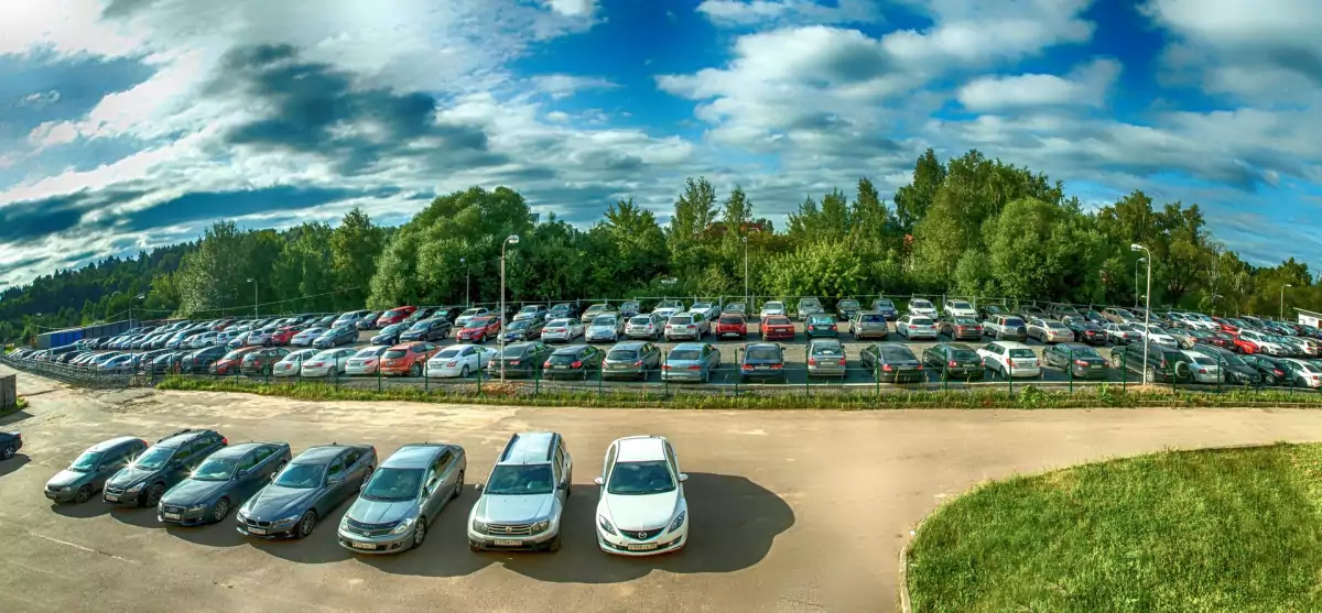 Панорама парковки Parking-S с рядами автомобилей