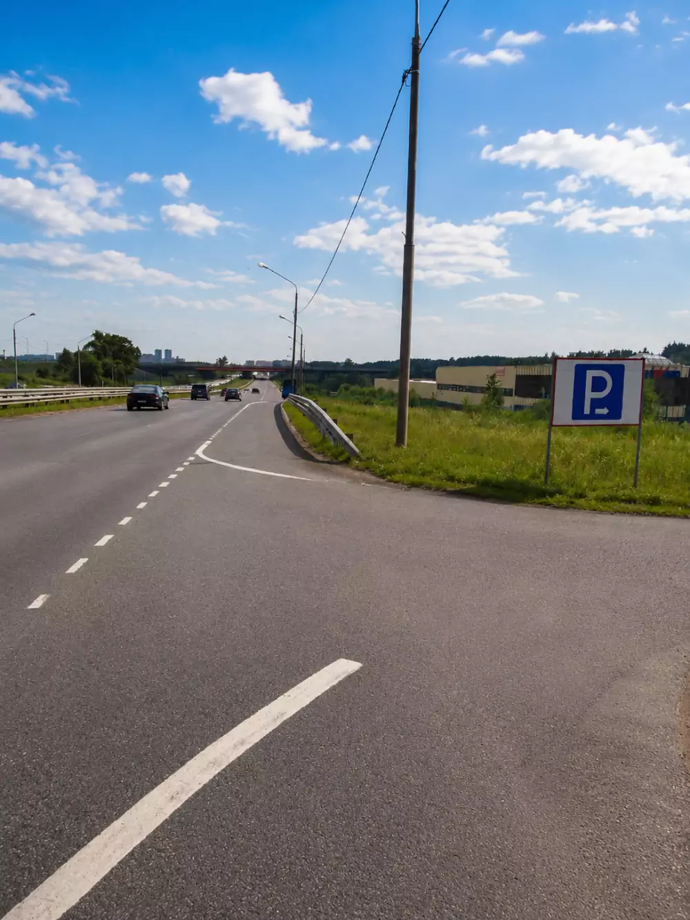 Указатель на парковку с трассы