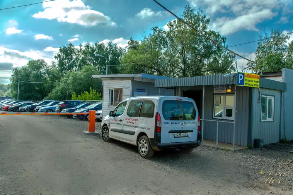 Микроавтобус трансфера Parking-S у поста охраны, шлагбаум поднят